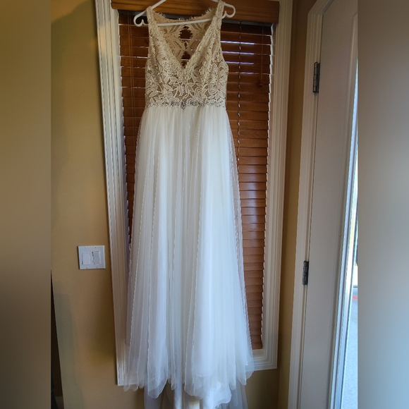 Gorgeous wedding dress -size 10 - Picture 4 of 14